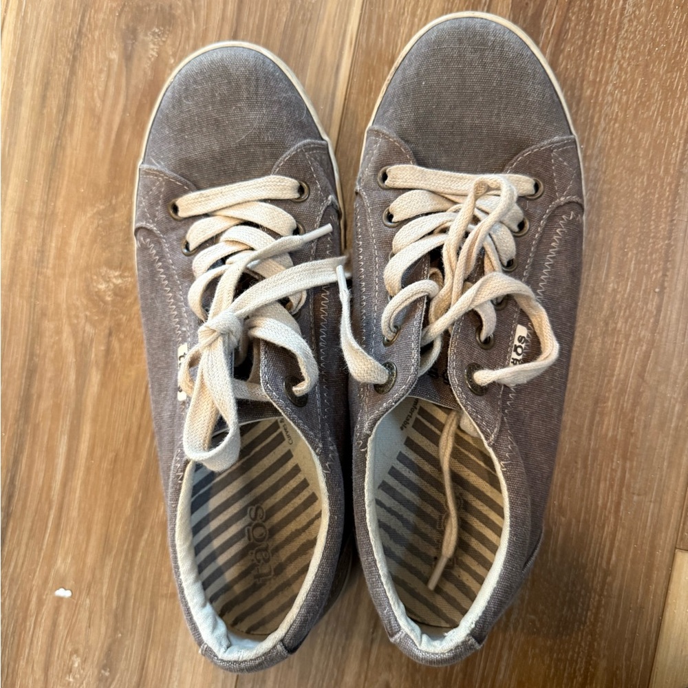Taos Footwear Gray Sneakers with Cream Laces